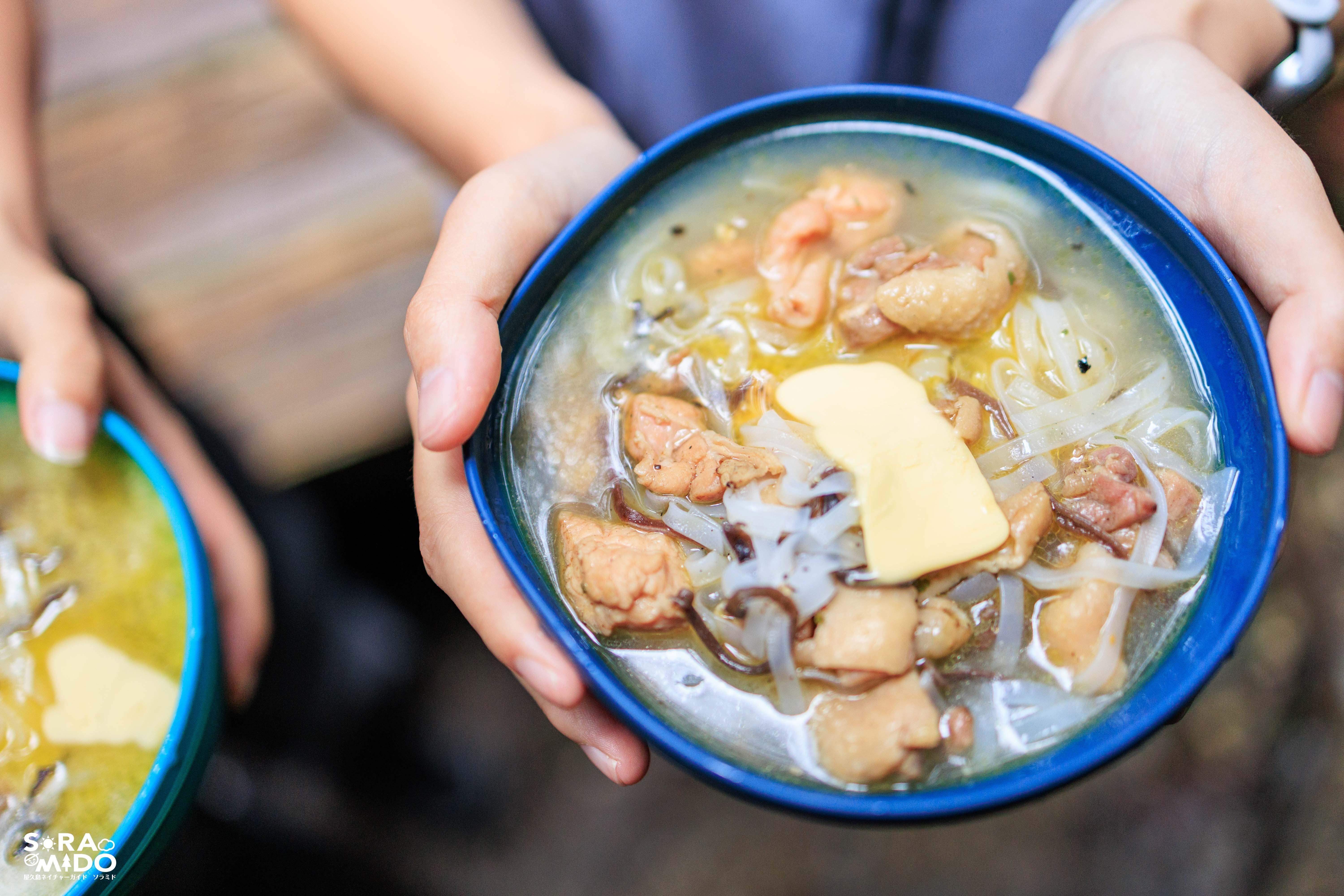 森の中でほっこり山ご飯。 フォーにバターを溶かして、キャンプならではの贅沢な一杯をどうぞ！
